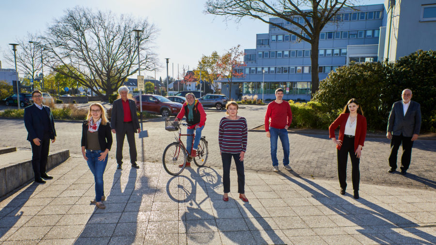 Die Stadtverordneten der SPD Fraktion vor dem Rathaus in Langen